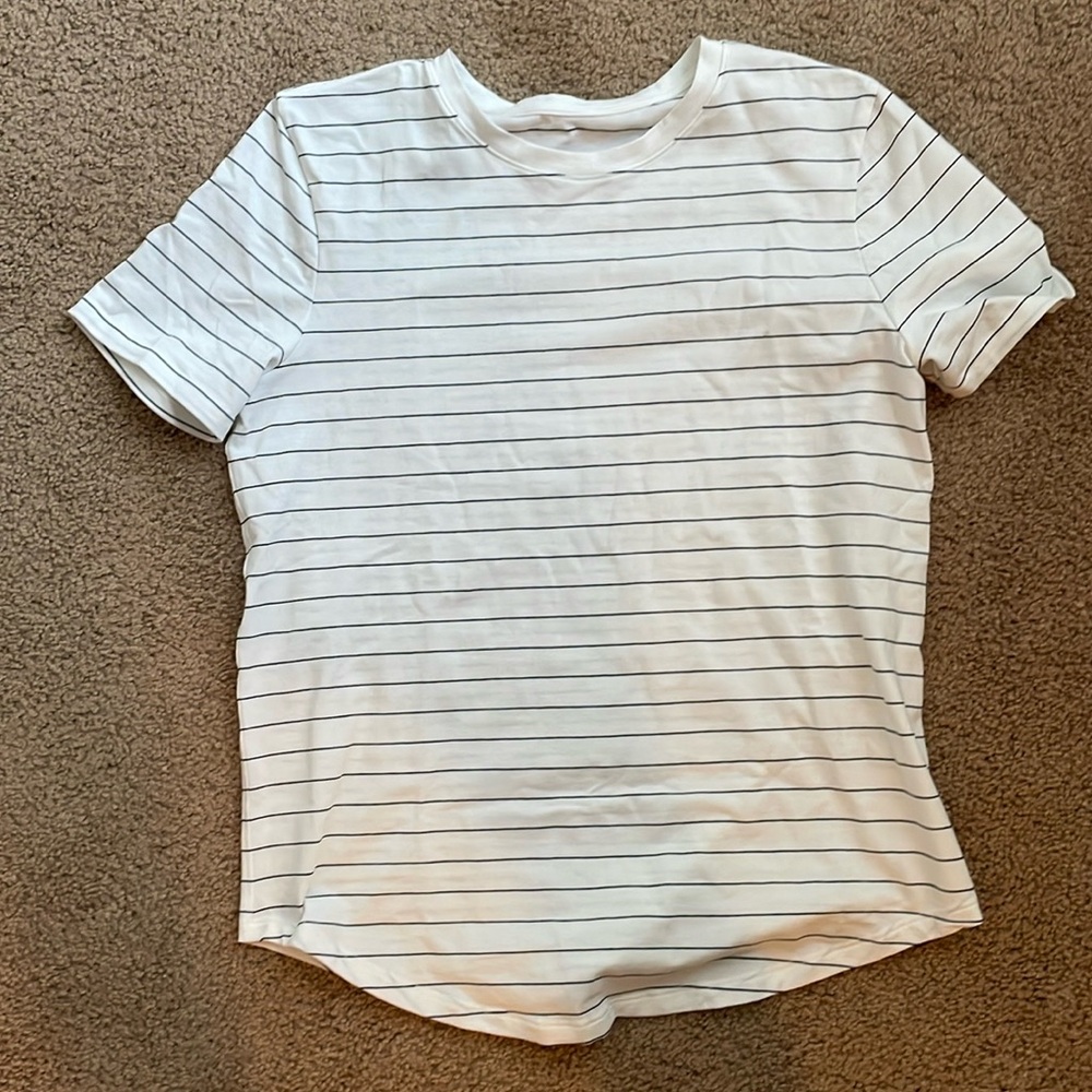 LULULEMON SCOOP HEM TEE - BASICALLY NEW